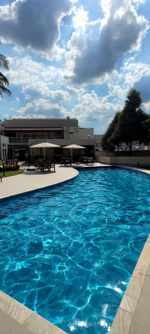 Piscina residencial limpa e cristalina atendida pela Maremar