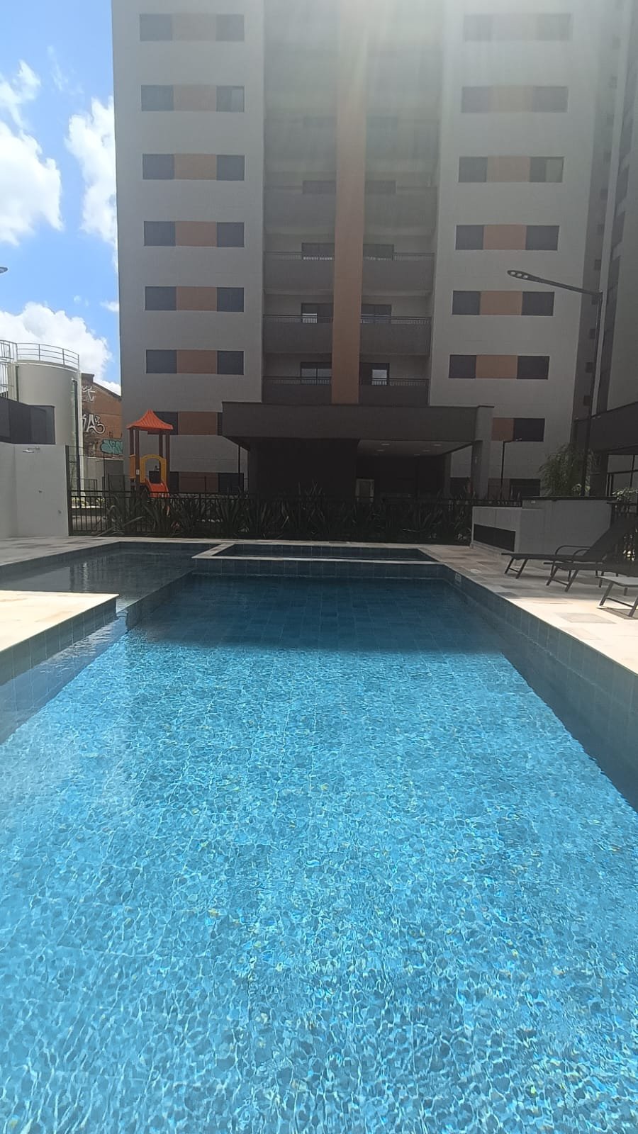 Piscina azul e cristalina atendida pela Maremar