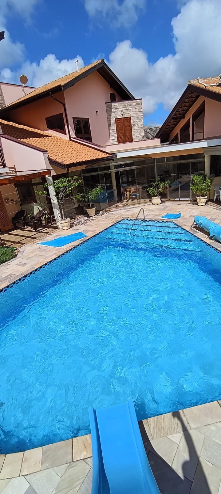 Piscina impecável, pronta para o mergulho