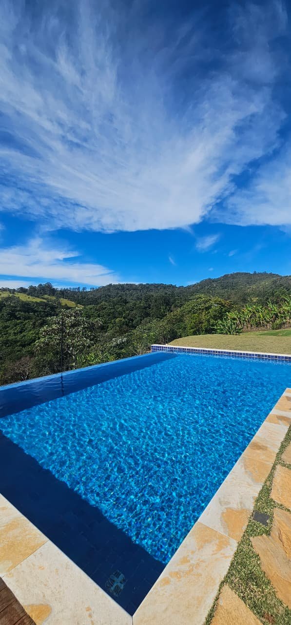 Água azul e tratada de uma piscina cuidada pela Maremar