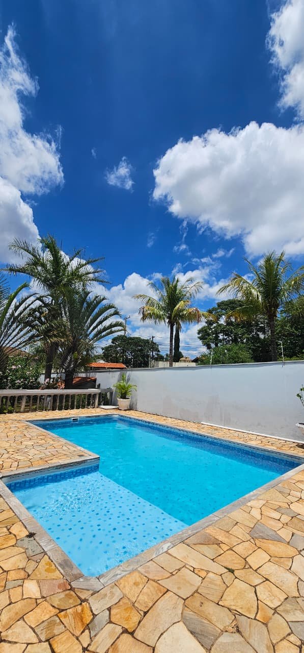 Piscina com borda e revestimento impecáveis