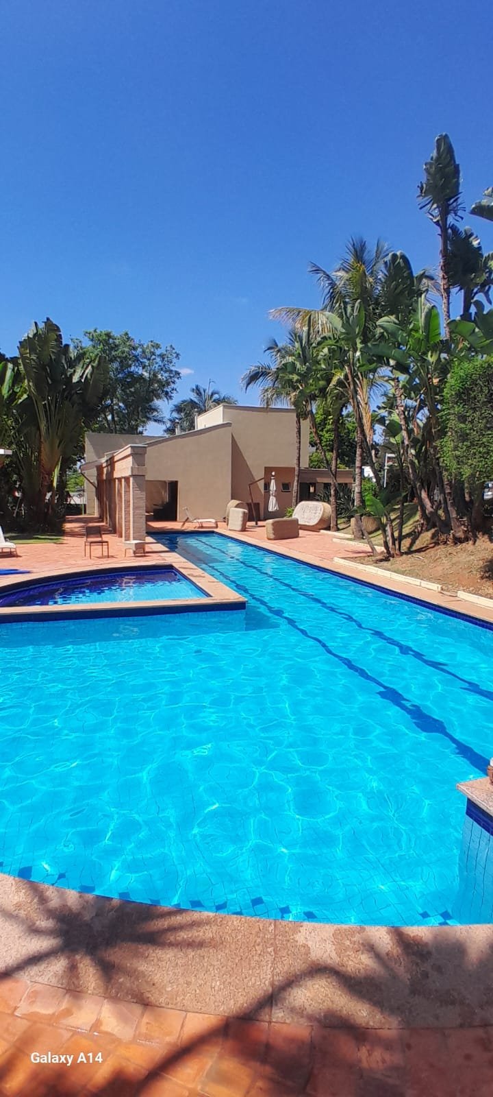 Área de lazer com piscina cristalina