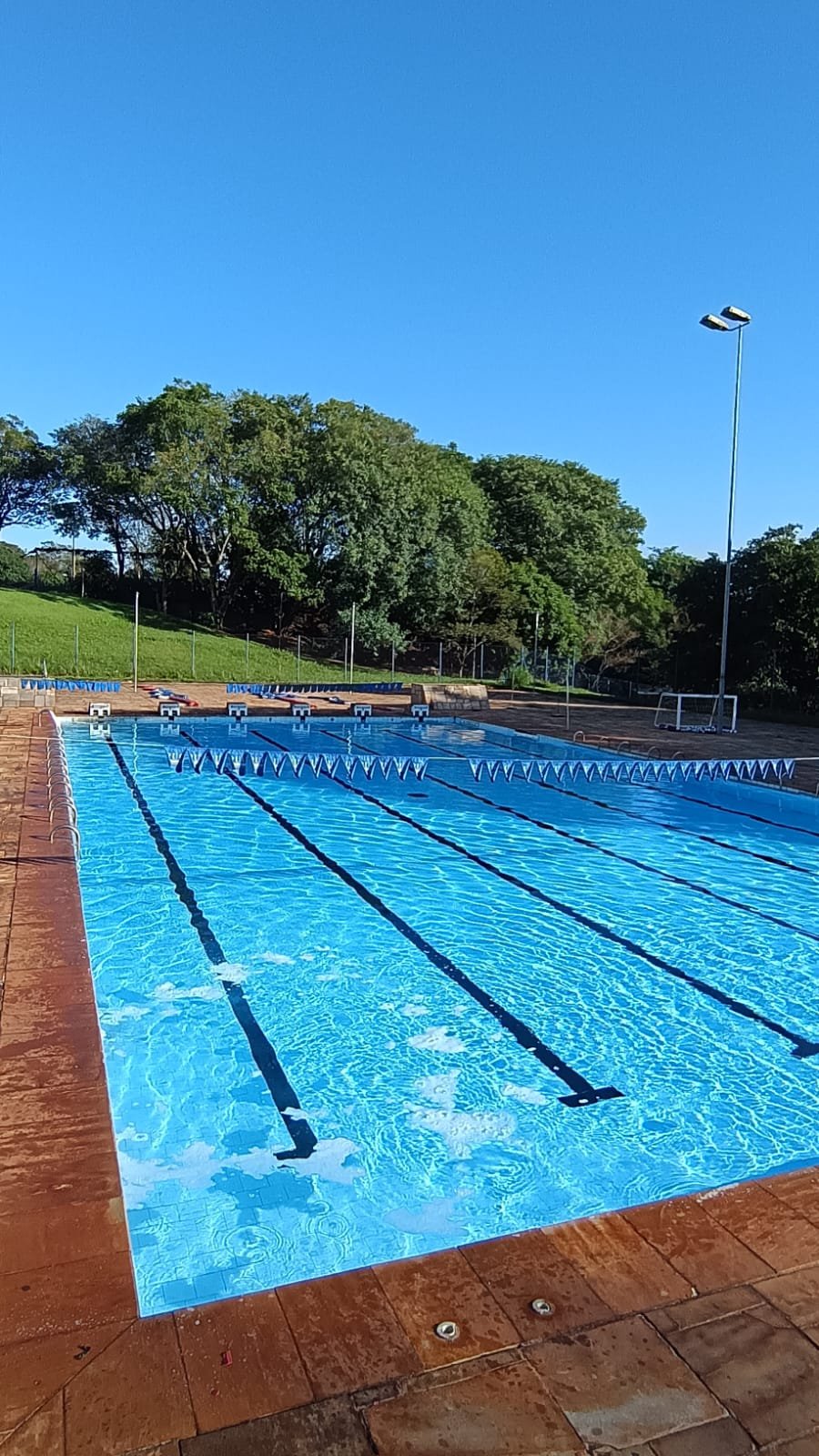 Piscina semiolímpica limpa e pronta para uso