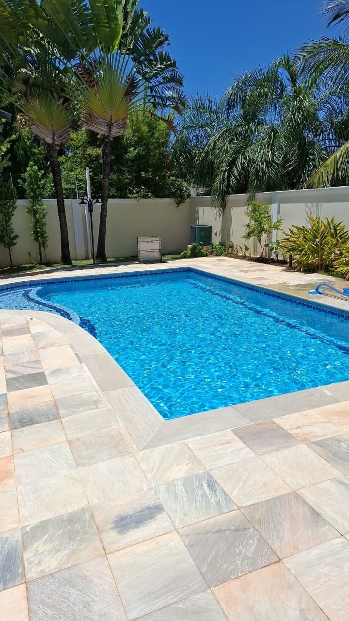 Água cristalina de uma piscina cuidada pela Maremar