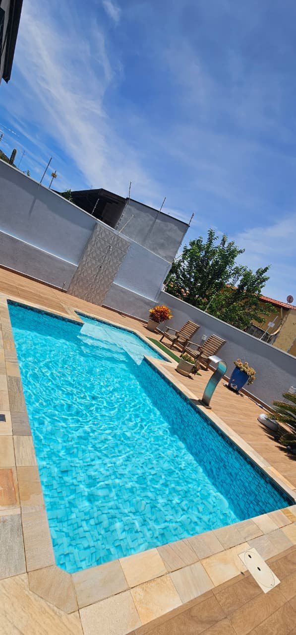 Piscina residencial com manutenção em dia